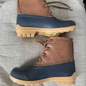 SPERRY NWOT Brown and Navy Rain Boots